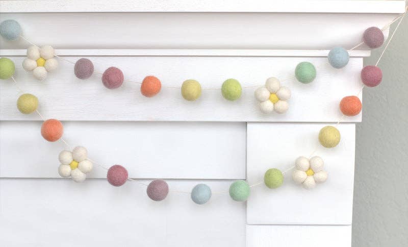 Spring Easter Garland- Daisies & Pastel Color Felt Bals
