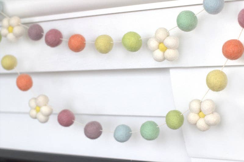 Spring Easter Garland- Daisies & Pastel Color Felt Bals