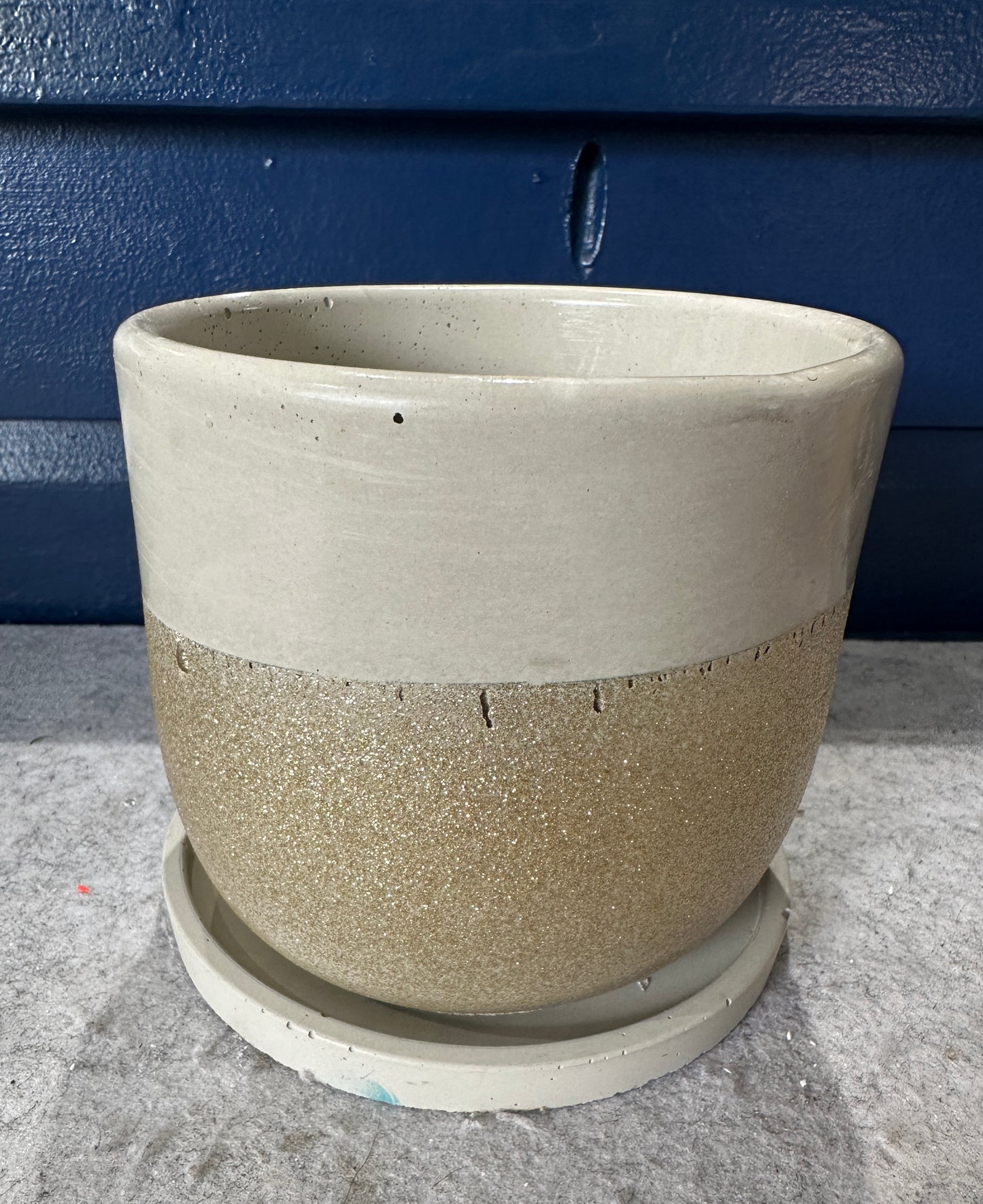 Concrete planter with tray