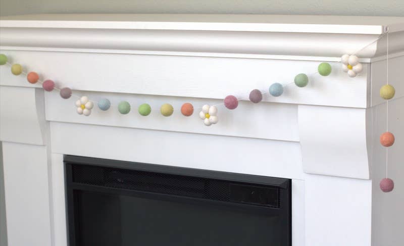 Spring Easter Garland- Daisies & Pastel Color Felt Bals
