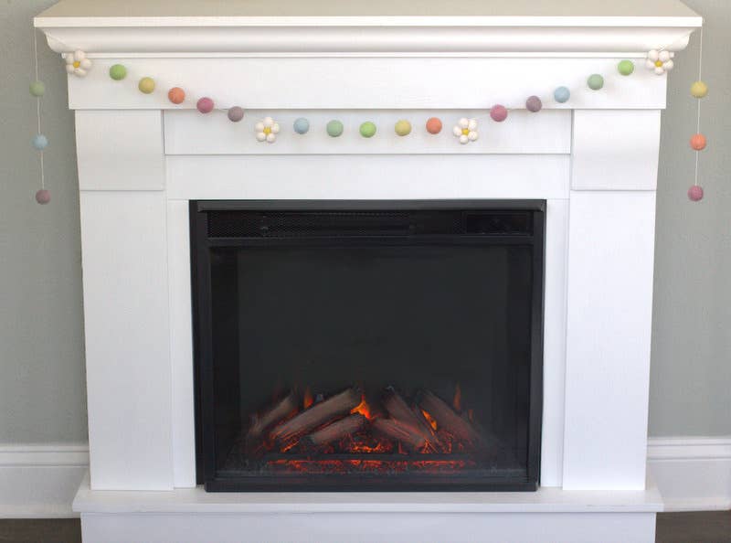 Spring Easter Garland- Daisies & Pastel Color Felt Bals