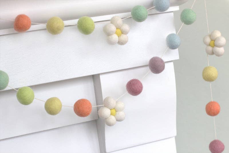 Spring Easter Garland- Daisies & Pastel Color Felt Bals