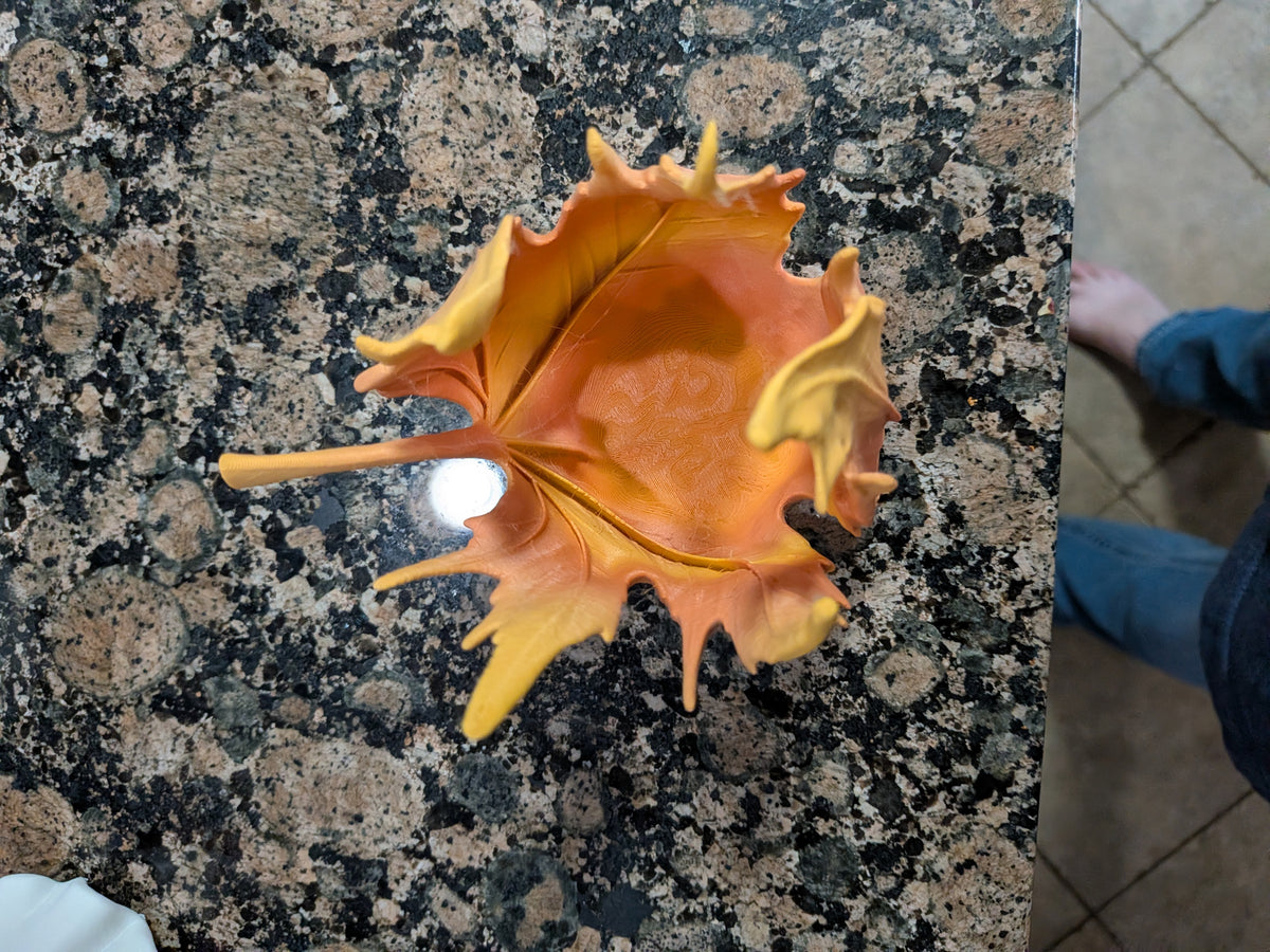 Leaf tea light holder
