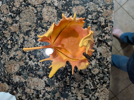 Leaf tea light holder
